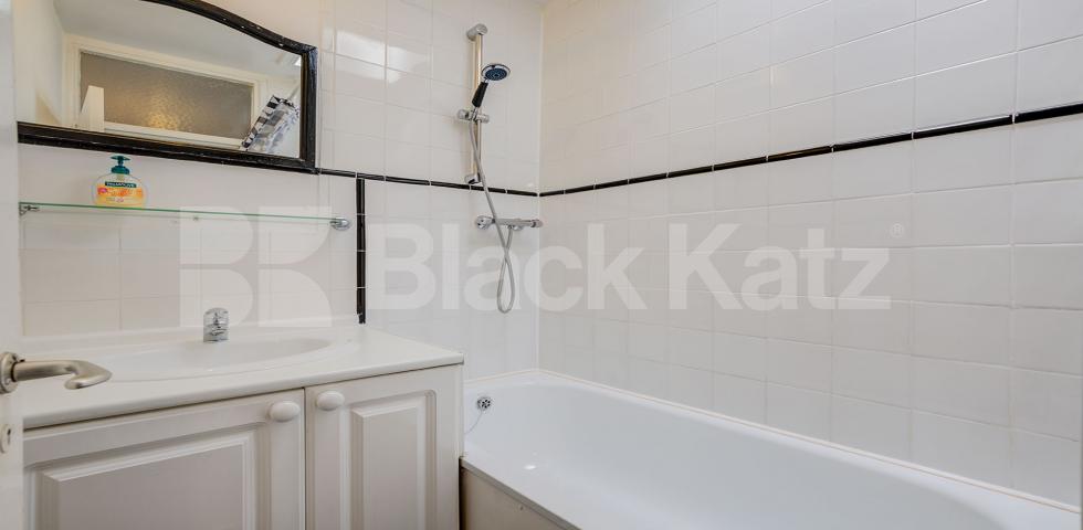 Spacious 4 bed , no lounge, mins to tube, shops and UCL Munster Square, Regents Park / Camden